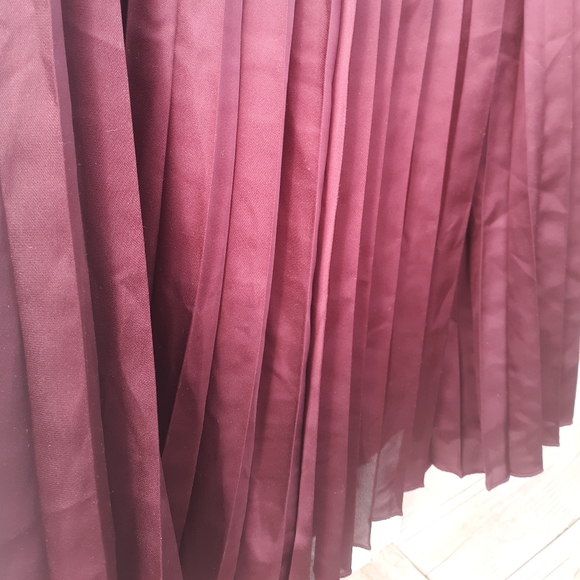 Pleated Worthington midi skirt - Picture 2 of 2